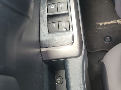 Used 2018 Toyota Tacoma TRD Off-Road w/ Technology Package AWD/4WD image 23