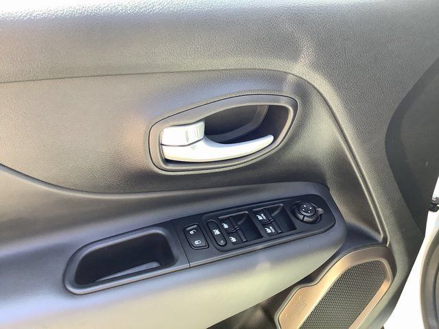 Used 2023 Jeep Renegade Latitude AWD/4WD image 10