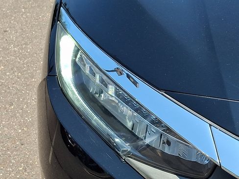 Used 2018 Honda Civic Touring image 9