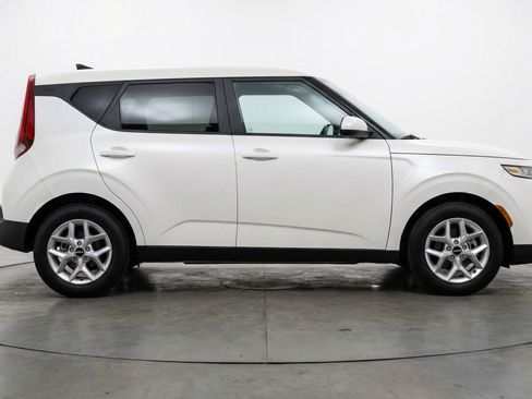 Used 2025 Kia Soul LX w/ LX Technology Package FWD image 11
