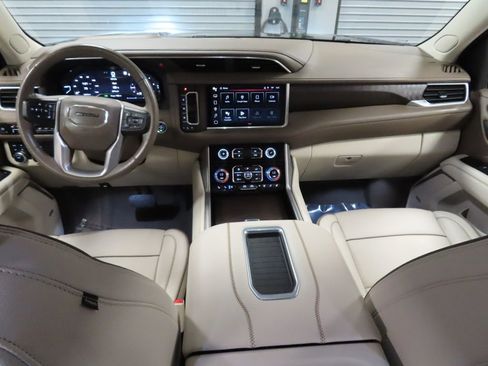 Used 2022 GMC Yukon XL Denali AWD/4WD image 9