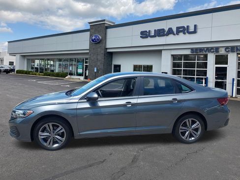 Used 2023 Volkswagen Jetta SE w/ Panoramic Sunroof Package FWD image 4