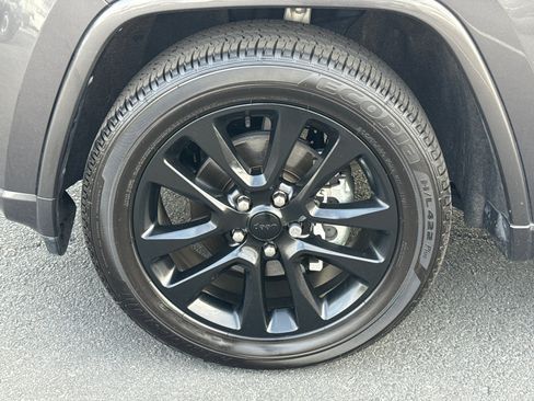 Used 2017 Jeep Grand Cherokee Altitude RWD image 5