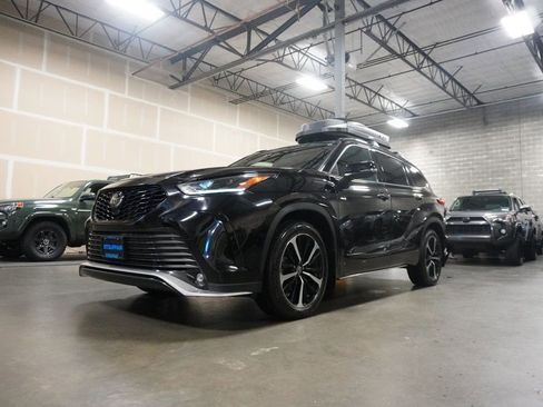 Used 2022 Toyota Highlander XSE image 2