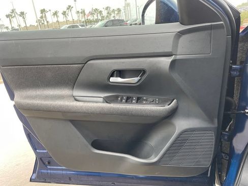 Used 2025 Nissan Kicks SV FWD image 9