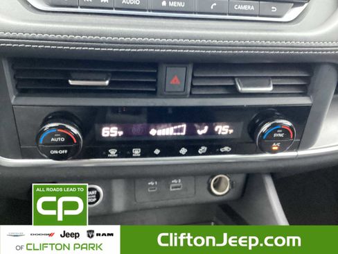 Used 2023 Nissan Rogue SV image 15