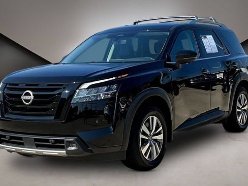 Certified 2024 Nissan Pathfinder SL w/ Black Appearance Package AWD/4WD image 3