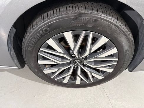 Used 2024 Nissan Altima 2.5 SV FWD image 14