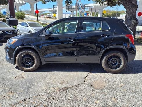 Used 2019 Chevrolet Trax LS FWD image 4