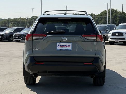 Used 2019 Toyota RAV4 XLE Premium FWD image 5