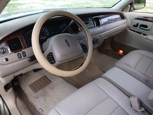 Used 2001 Lincoln Town Car Signature RWD image 4
