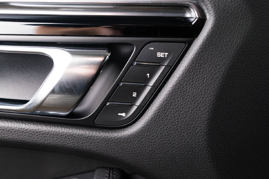 Certified 2026 Porsche Macan AWD/4WD image 18