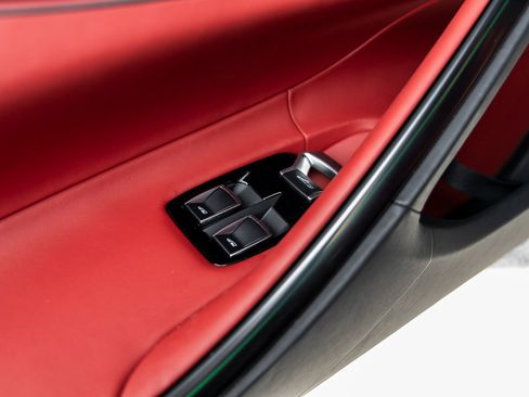 Used 2025 McLaren Artura image 19