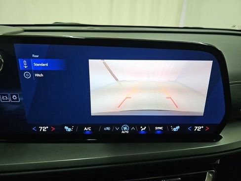 Used 2025 Chevrolet Traverse LT AWD/4WD image 9