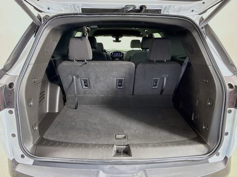 Used 2023 Chevrolet Traverse LT w/ Rear Camera Mirror Package image 27