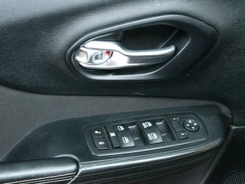 Used 2016 Jeep Cherokee Latitude w/ Comfort & Convenience Group image 13