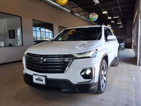 Used 2023 Chevrolet Traverse LT w/ LT Premium Package image 3
