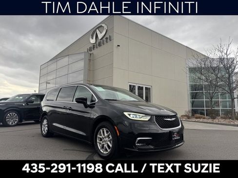 Used 2023 Chrysler Pacifica Touring-L image 1