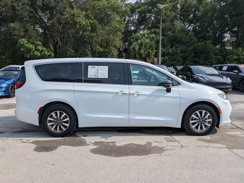 Used 2024 Chrysler Pacifica Limited FWD image 3