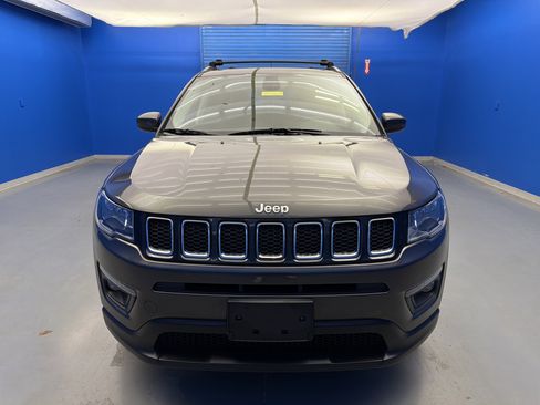 Used 2018 Jeep Compass Latitude w/ Popular Equipment Group AWD/4WD image 3