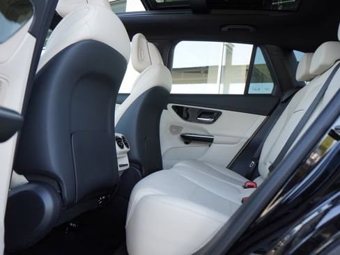 Used 2024 Mercedes-Benz GLC 300 4MATIC image 29