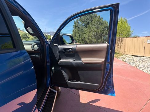 Used 2016 Toyota Tacoma Limited w/ Towing Package image 28