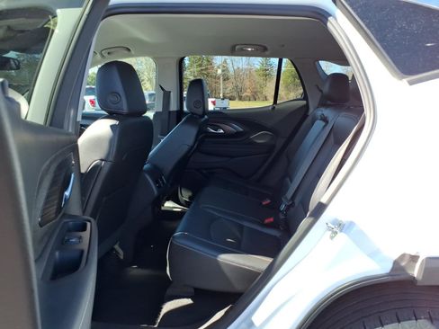 Used 2024 GMC Terrain SLT image 11