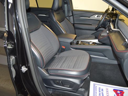 Certified 2025 Ford Explorer ST-Line image 11