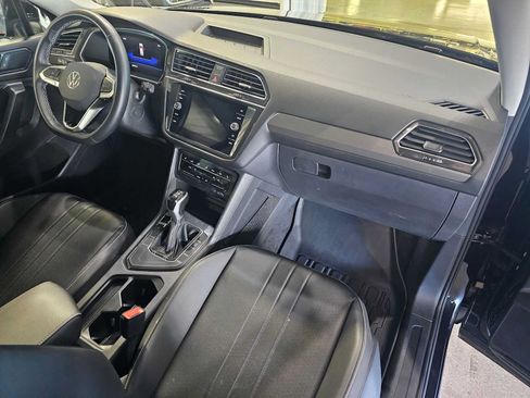 Used 2023 Volkswagen Tiguan SE w/ Panoramic Sunroof Package FWD image 11