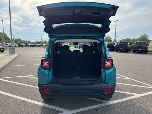 Used 2022 Jeep Renegade Latitude w/ Convenience Group AWD/4WD image 9
