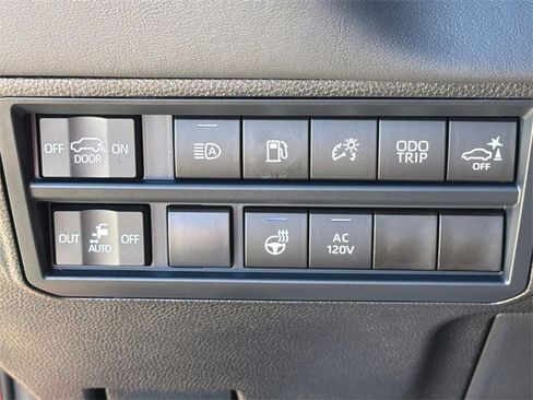 Used 2025 Toyota Sequoia Platinum image 27