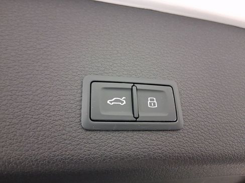 Used 2022 Audi e-tron Premium Plus w/ Premium Plus Package image 31