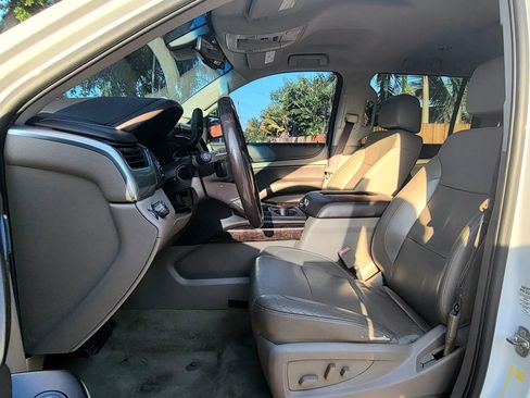 Used 2017 Chevrolet Suburban LT RWD image 5