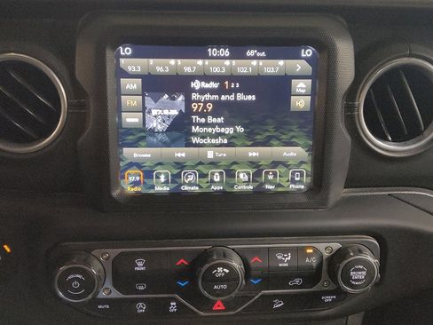 Used 2018 Jeep Wrangler Unlimited Sahara image 25