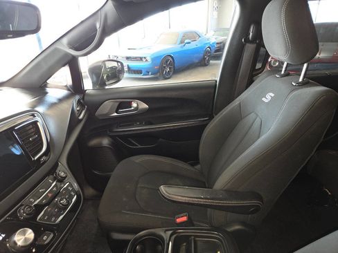 Used 2018 Chrysler Pacifica Touring Plus w/ S Appearance Package FWD image 16