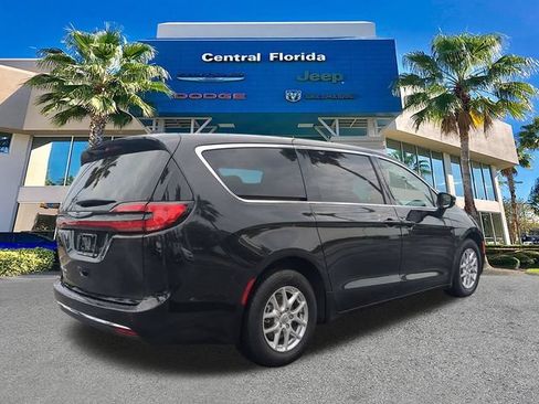 Used 2023 Chrysler Pacifica Touring-L FWD image 5