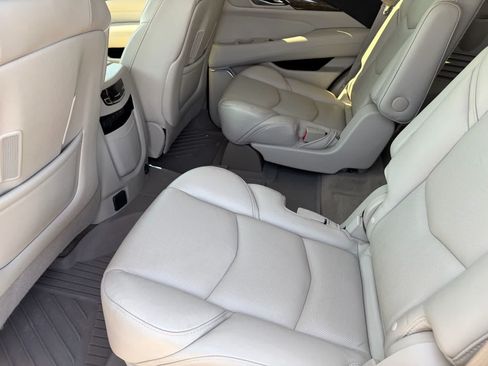 Used 2018 Cadillac Escalade Premium Luxury AWD/4WD image 15