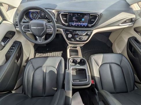 Used 2023 Chrysler Pacifica Touring-L image 25