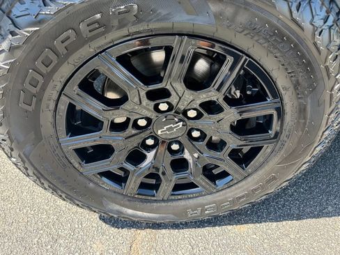 Certified 2024 Chevrolet Colorado Trail Boss w/ Technology Package AWD/4WD image 4