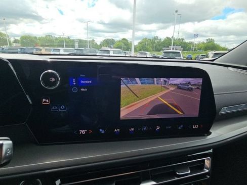 Used 2025 Chevrolet Traverse LT FWD image 23