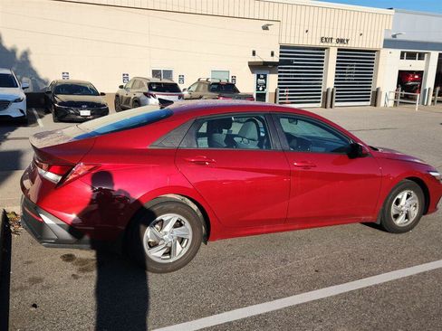 Used 2025 Hyundai Elantra SE FWD image 4
