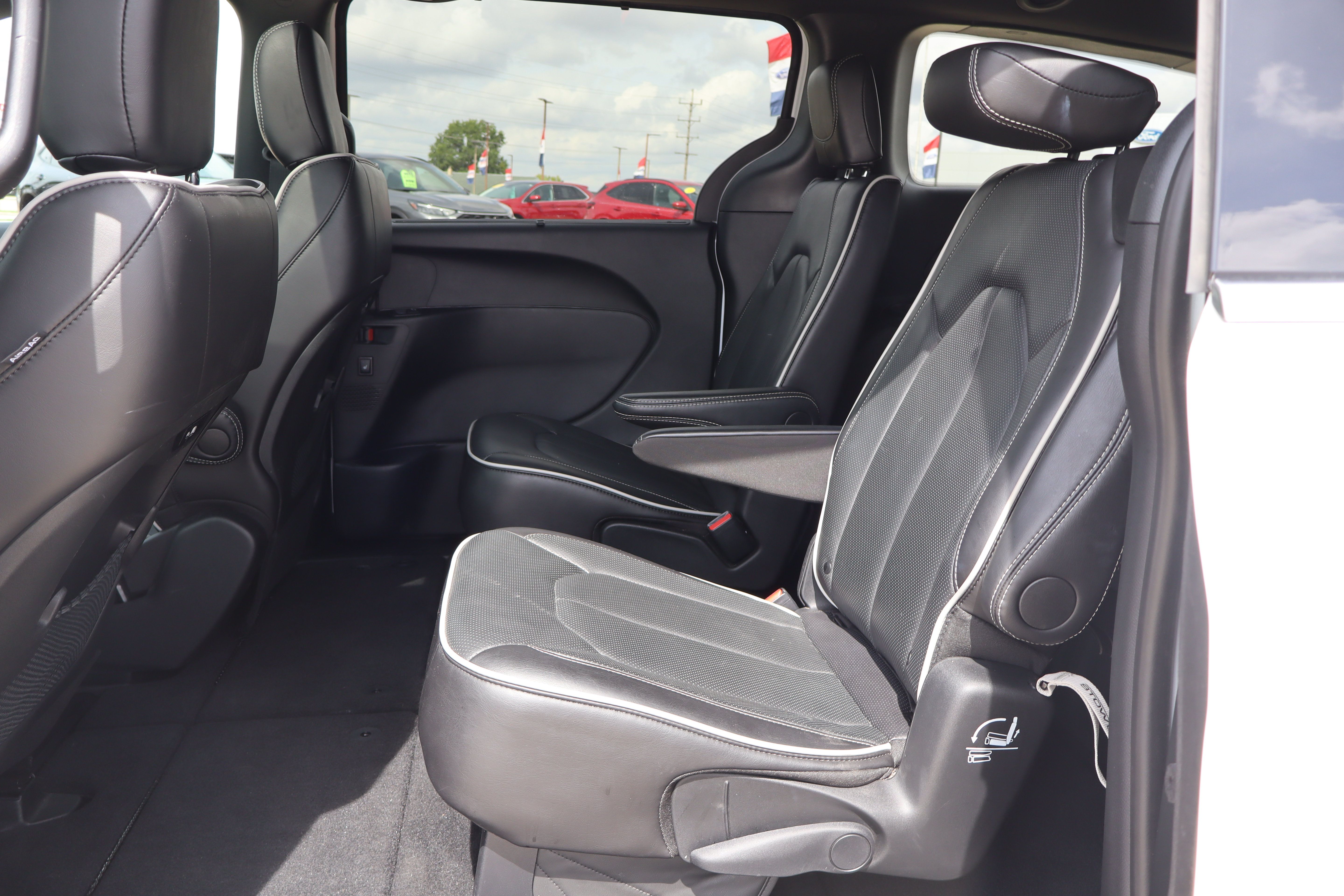 Used 2026 Chrysler Pacifica Limited FWD image 10