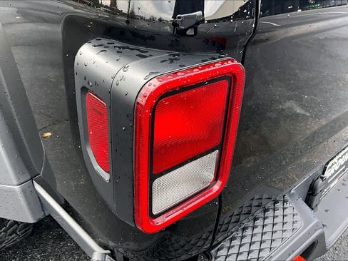 Used 2022 Jeep Gladiator Mojave w/ Auxiliary Switch Group image 28