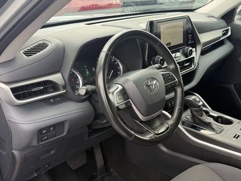 Used 2024 Toyota Highlander LE FWD image 12