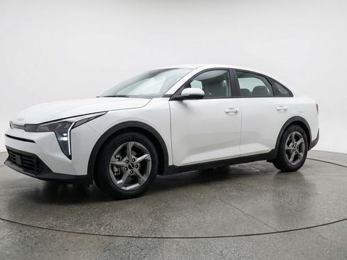 Used 2025 Kia K4 LXS image 3