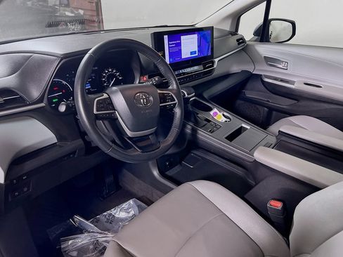 Certified 2025 Toyota Sienna XLE FWD image 9