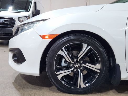 Used 2018 Honda Civic Touring image 5
