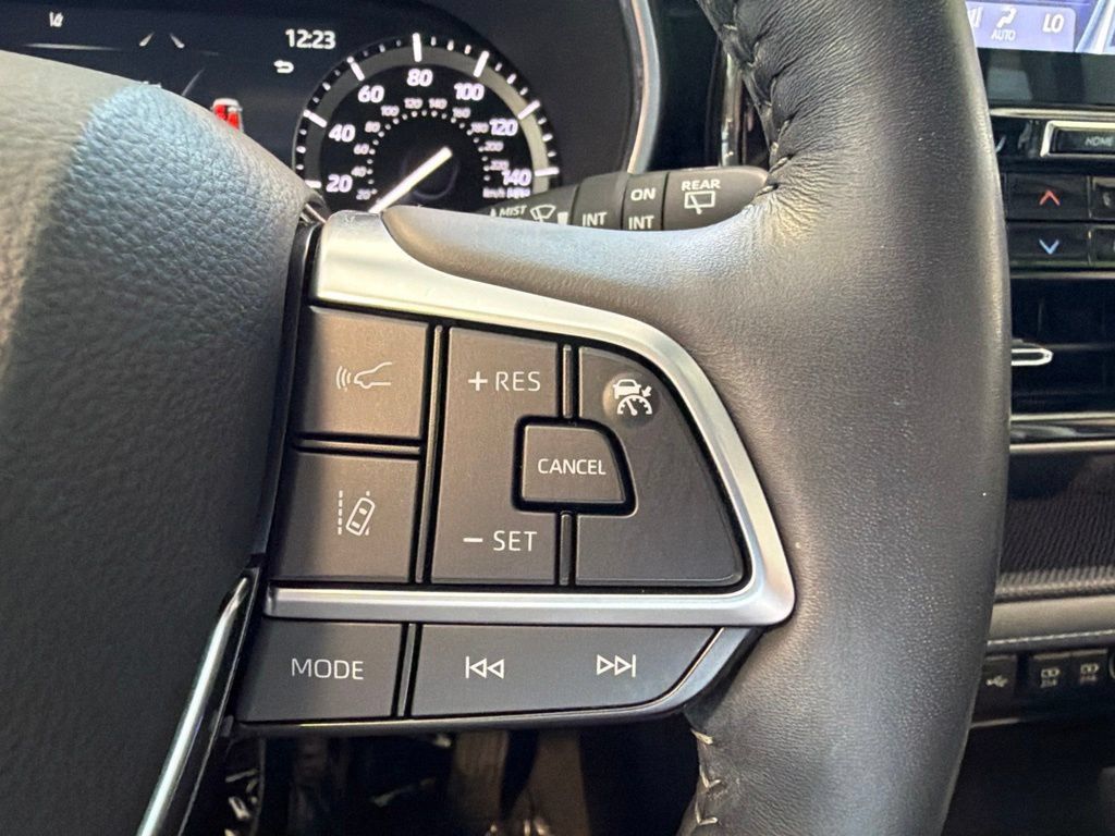 Used 2021 Toyota Highlander Limited AWD/4WD image 16