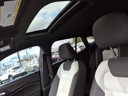 Used 2024 Chevrolet Trax RS w/ Sunroof Package image 12