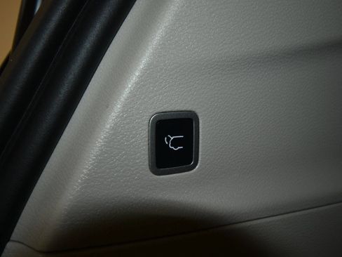 Used 2023 Chrysler Pacifica Touring-L image 13